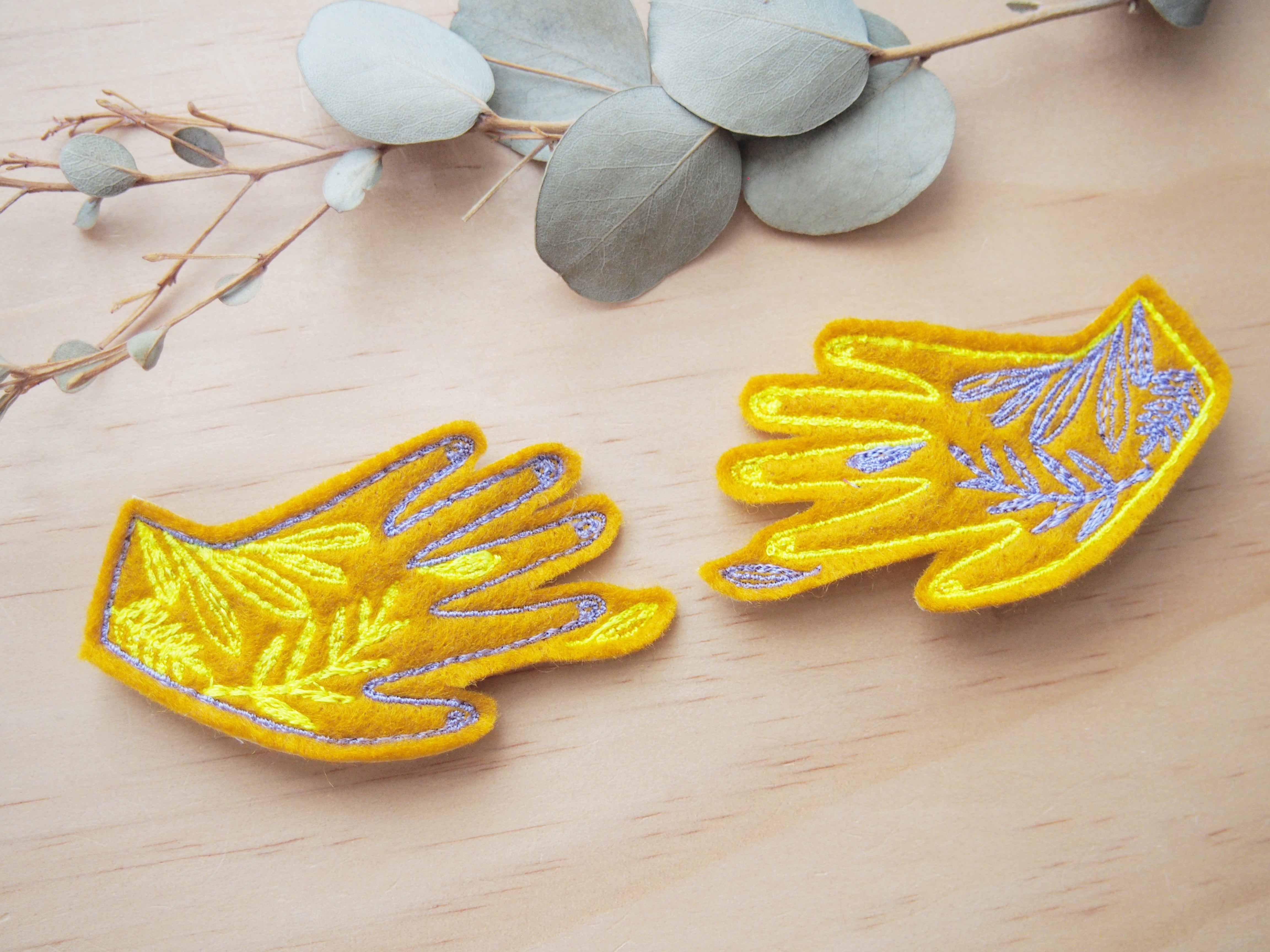 Collar hands brooches