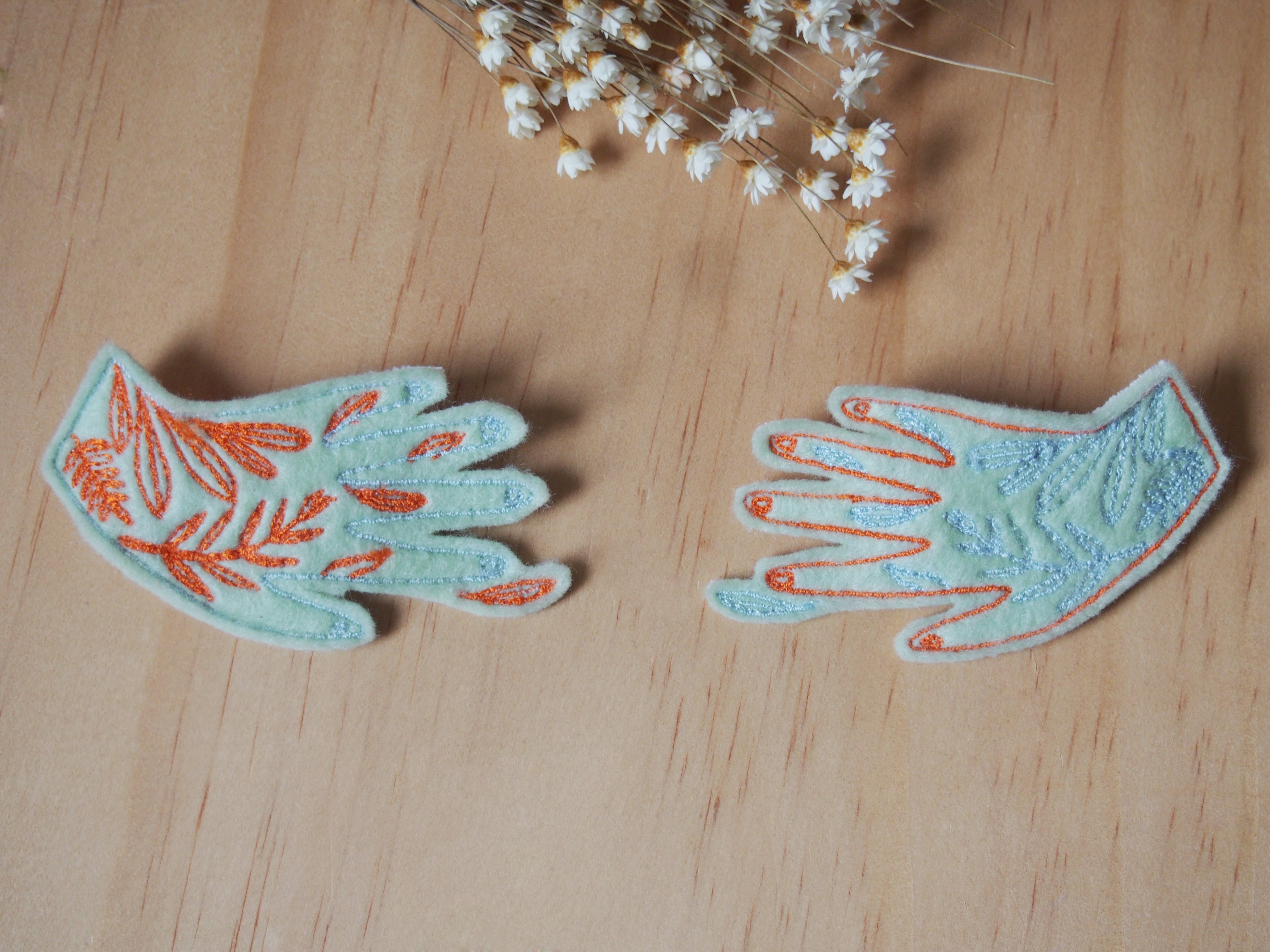 Collar hands brooches